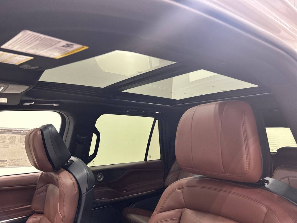 new 2025 Lincoln Navigator car, priced at $102,985