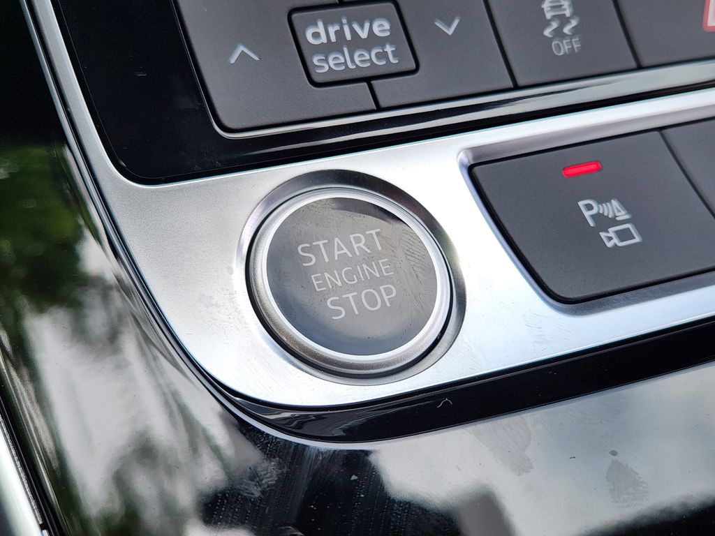 new 2025 Audi Q7 car, priced at $77,750