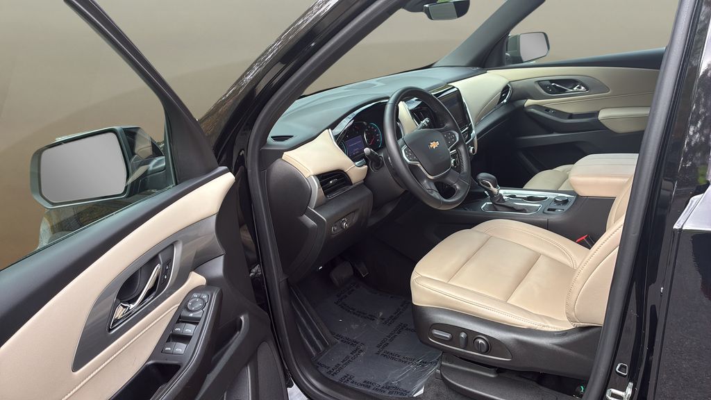 used 2023 Chevrolet Traverse car, priced at $33,900