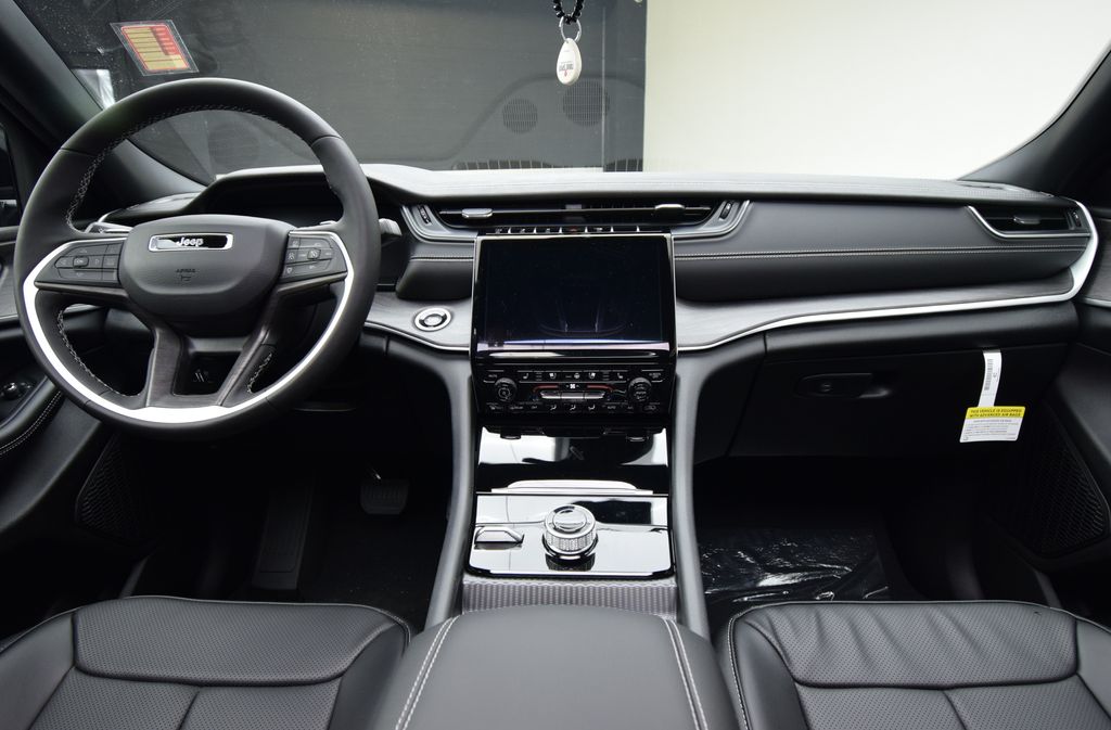 new 2025 Jeep Grand Cherokee car, priced at $54,405