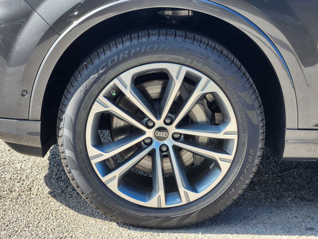 new 2025 Audi Q7 car, priced at $70,700
