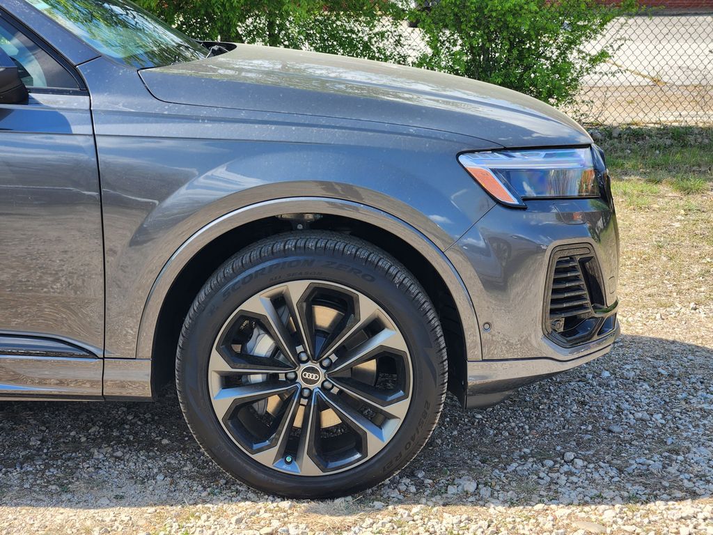 new 2025 Audi Q7 car, priced at $77,840