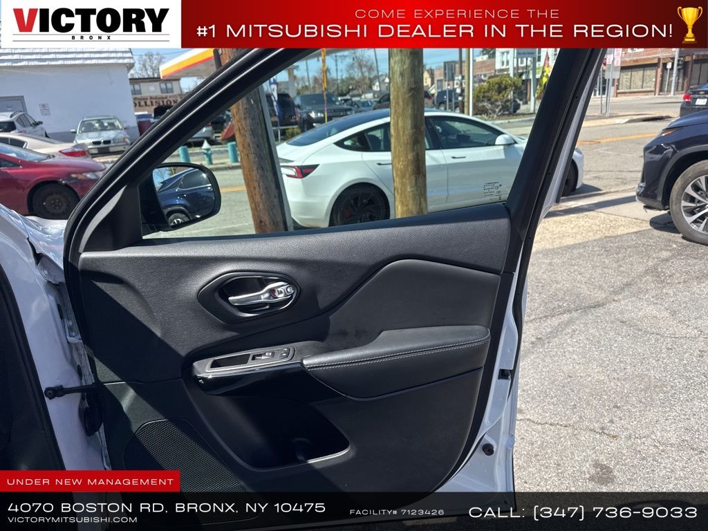 used 2023 Jeep Cherokee car, priced at $18,995