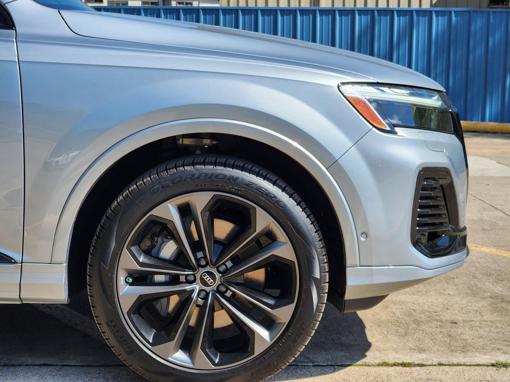 new 2025 Audi Q7 car, priced at $77,840