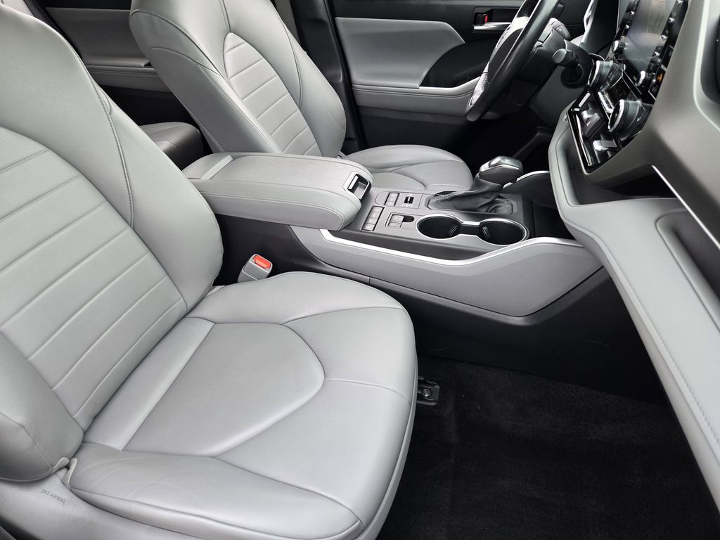used 2022 Toyota Highlander car, priced at $35,572