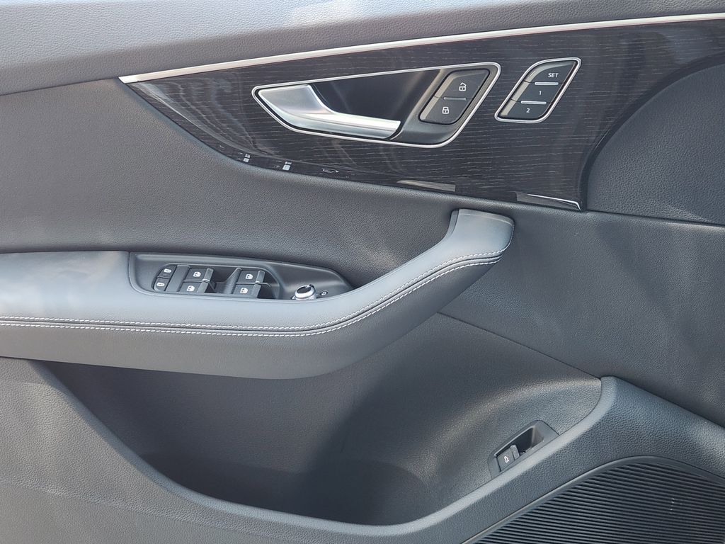 new 2025 Audi Q7 car, priced at $77,750