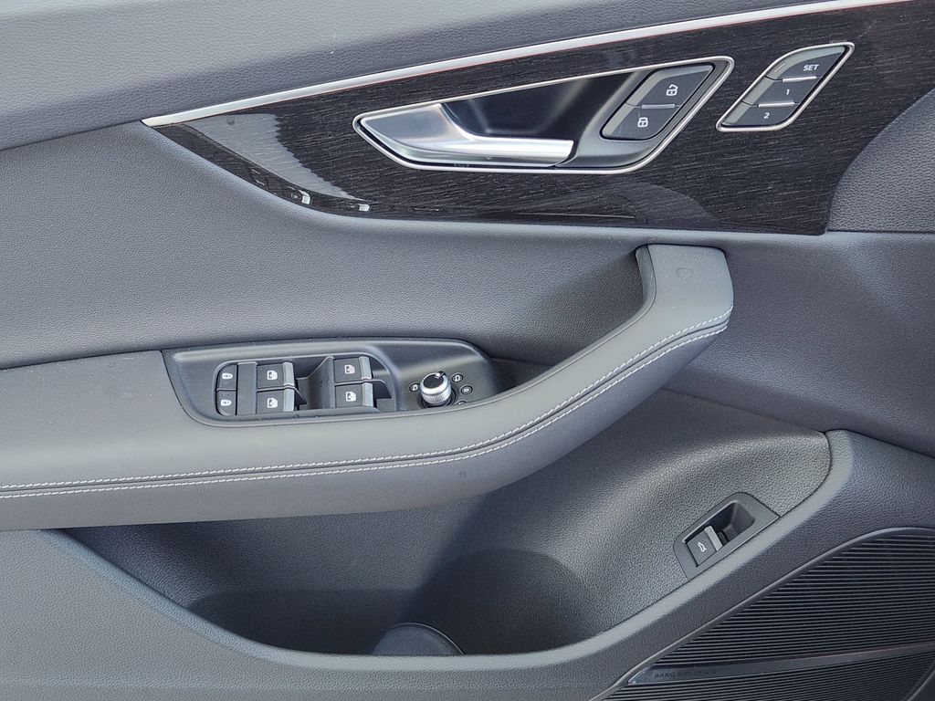 new 2025 Audi Q7 car, priced at $77,840