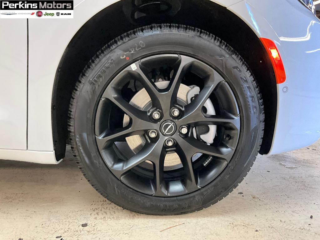 new 2025 Chrysler Pacifica car, priced at $47,352