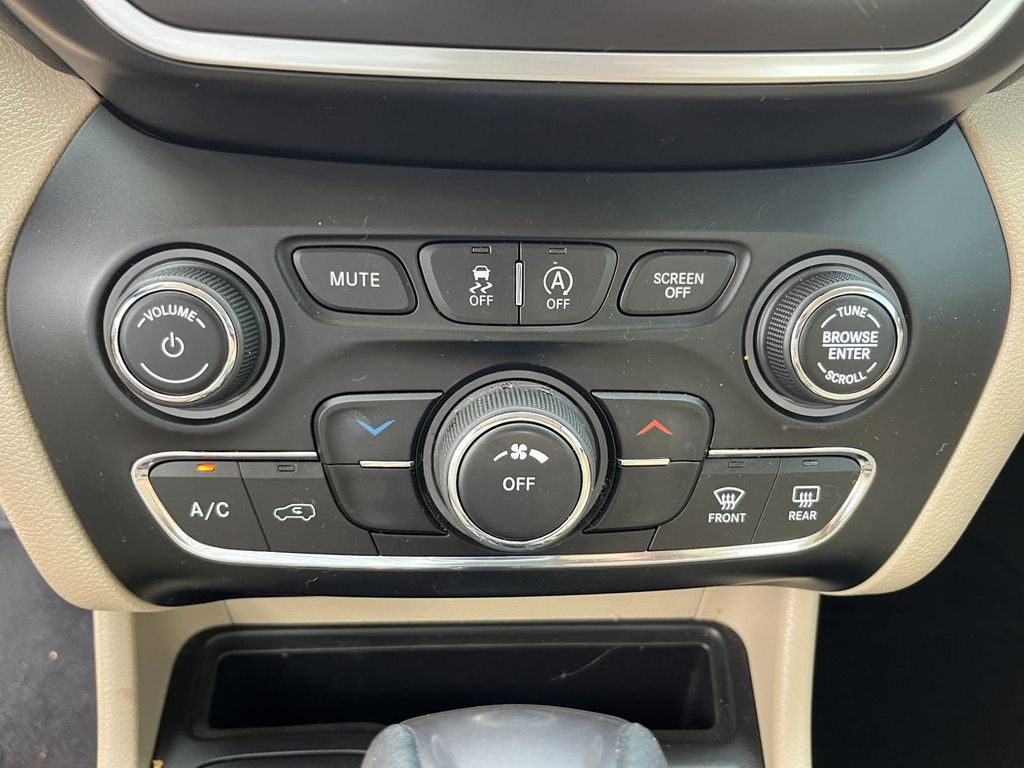 used 2019 Jeep Cherokee car, priced at $15,592