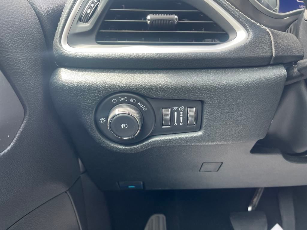 new 2025 Chrysler Pacifica car, priced at $43,527