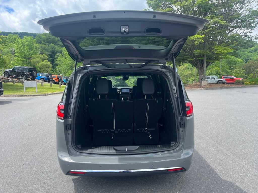 new 2025 Chrysler Pacifica car, priced at $43,527