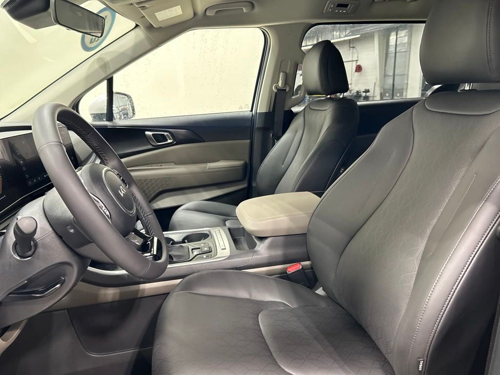 new 2025 Kia Carnival car, priced at $39,970