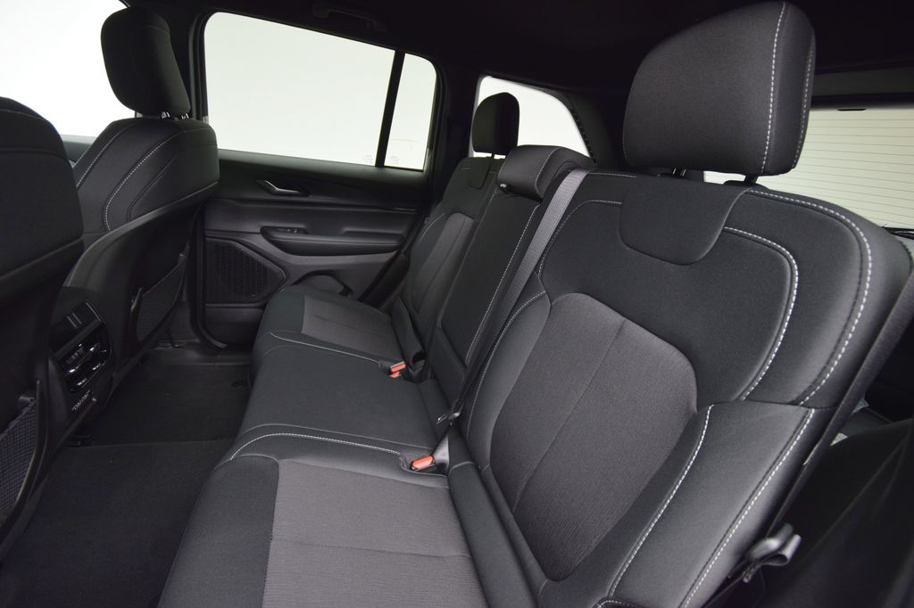 new 2025 Jeep Grand Cherokee car, priced at $40,067