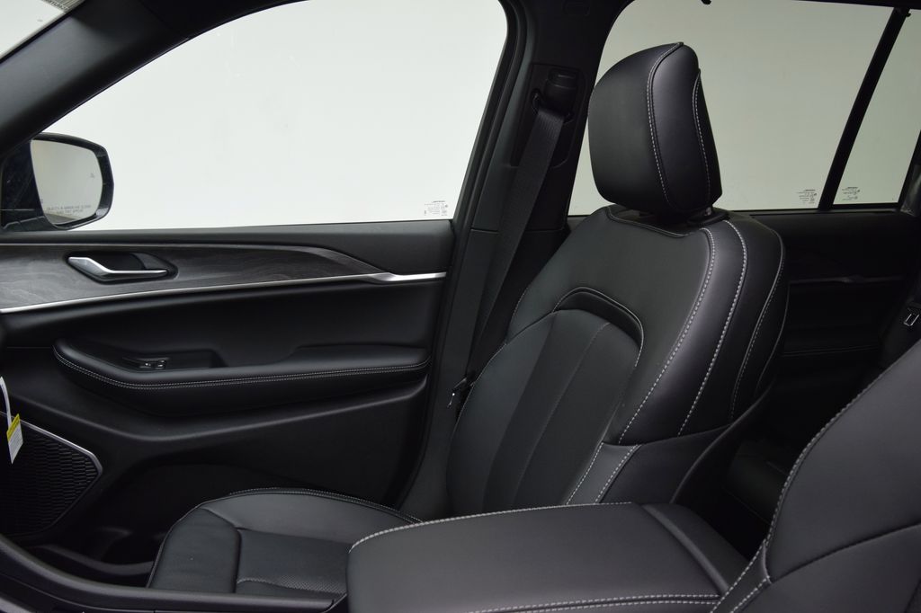 new 2025 Jeep Grand Cherokee car, priced at $55,829