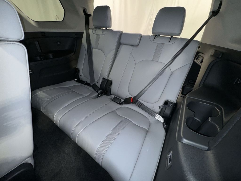 new 2025 Honda Pilot car, priced at $47,050