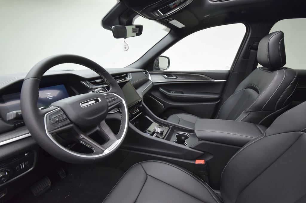 new 2025 Jeep Grand Cherokee car, priced at $52,304