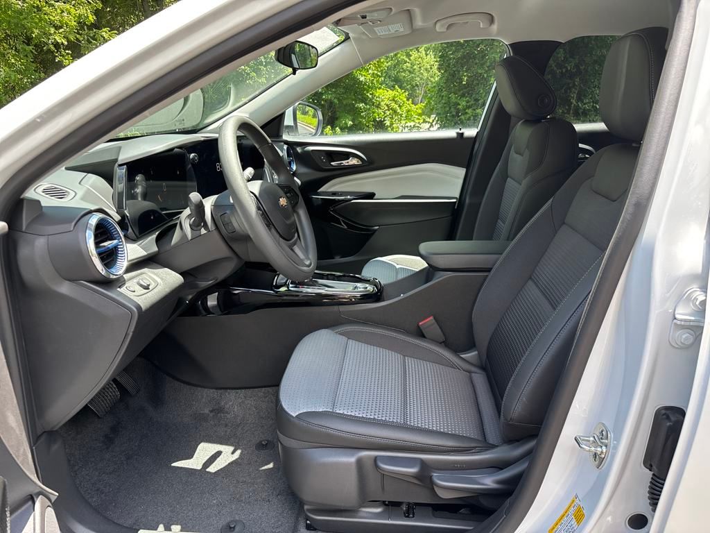 new 2025 Chevrolet Trax car, priced at $24,095
