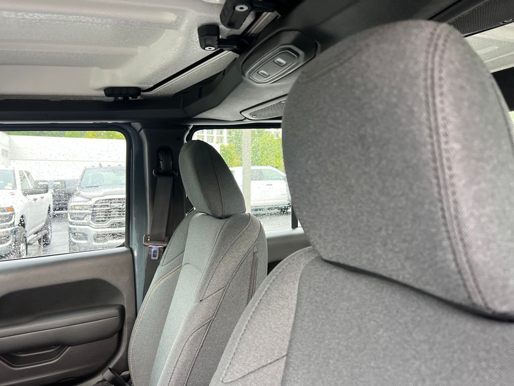 new 2025 Jeep Gladiator car, priced at $41,595