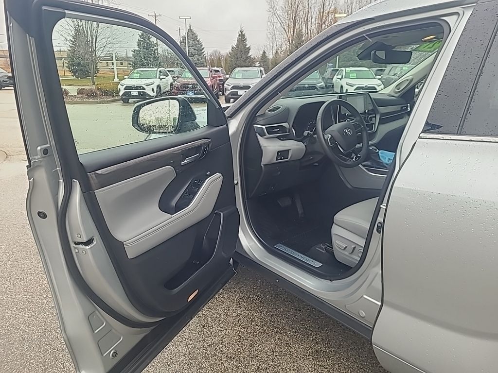 used 2021 Toyota Highlander car, priced at $41,209
