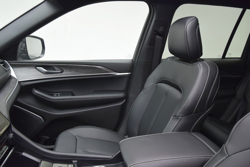 new 2025 Jeep Grand Cherokee car, priced at $52,304
