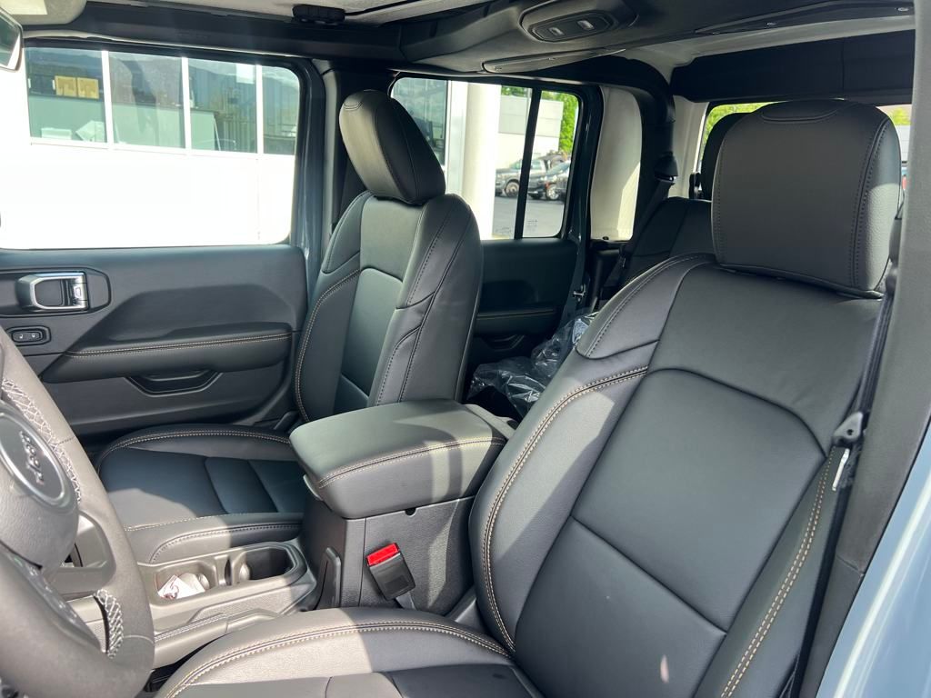new 2025 Jeep Gladiator car, priced at $46,990