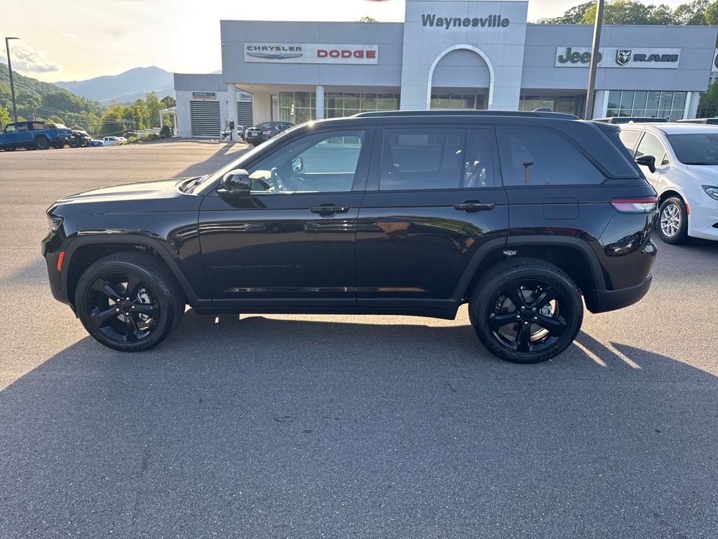 new 2025 Jeep Grand Cherokee car, priced at $42,290