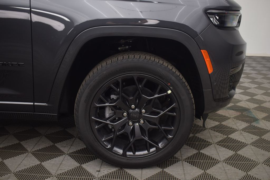 new 2025 Jeep Grand Cherokee L car, priced at $70,107