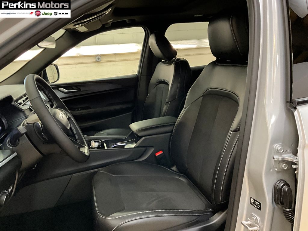 new 2025 Jeep Grand Cherokee car, priced at $43,994