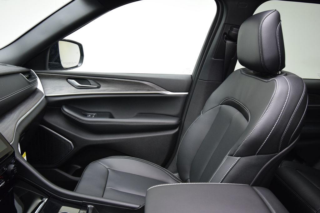 new 2025 Jeep Grand Cherokee car, priced at $52,550