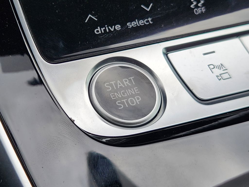 new 2025 Audi Q7 car, priced at $88,655