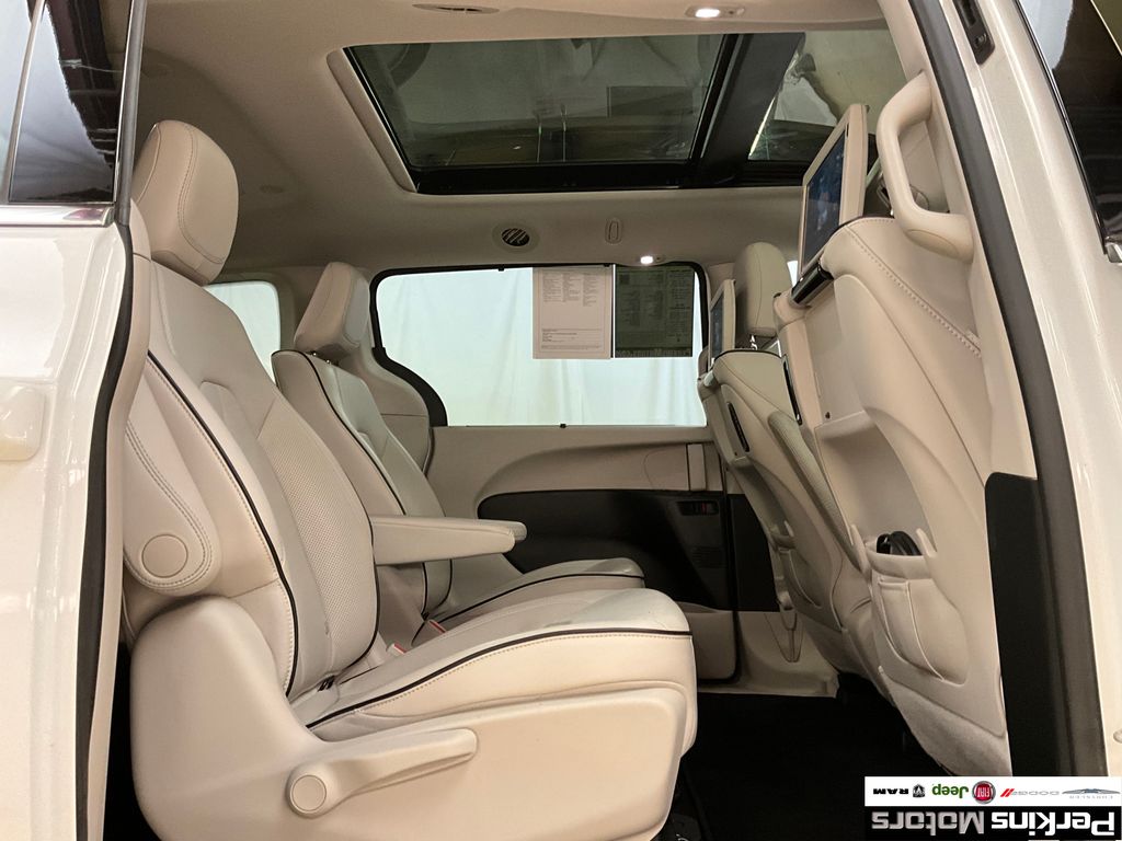 used 2018 Chrysler Pacifica Hybrid car, priced at $22,351