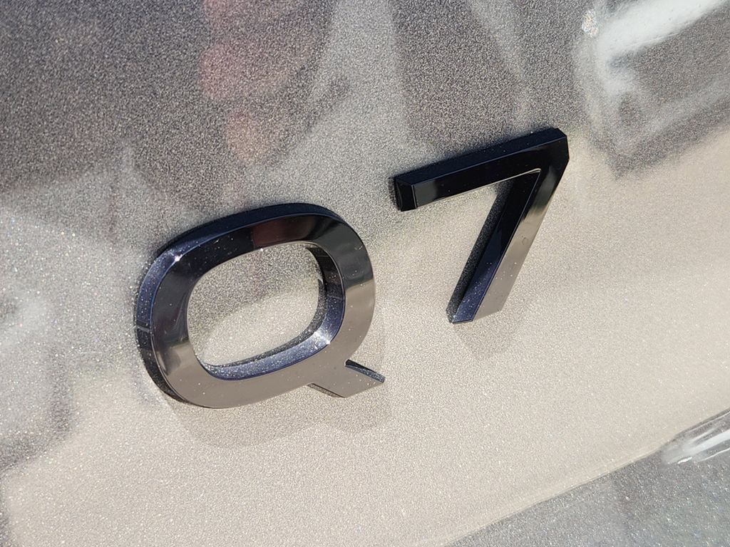 new 2025 Audi Q7 car, priced at $77,840