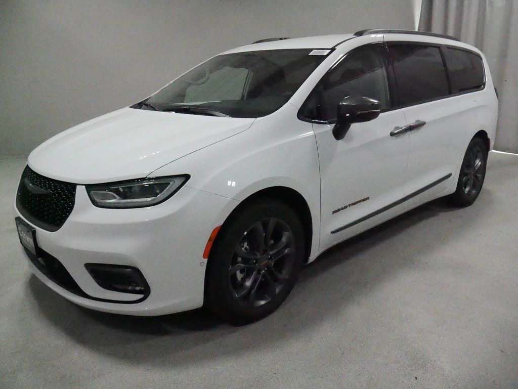 new 2024 Chrysler Pacifica car, priced at $40,845