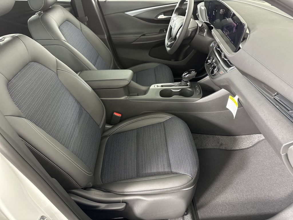 new 2025 Buick Envista car, priced at $24,695