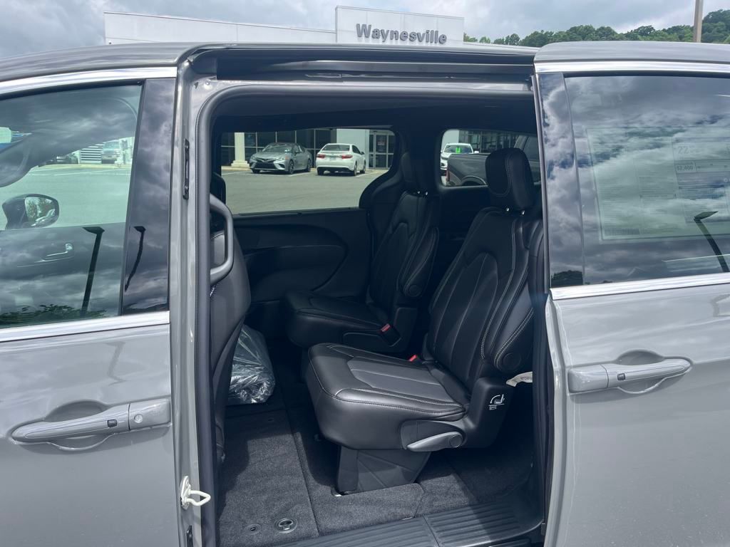 new 2025 Chrysler Pacifica car, priced at $43,527