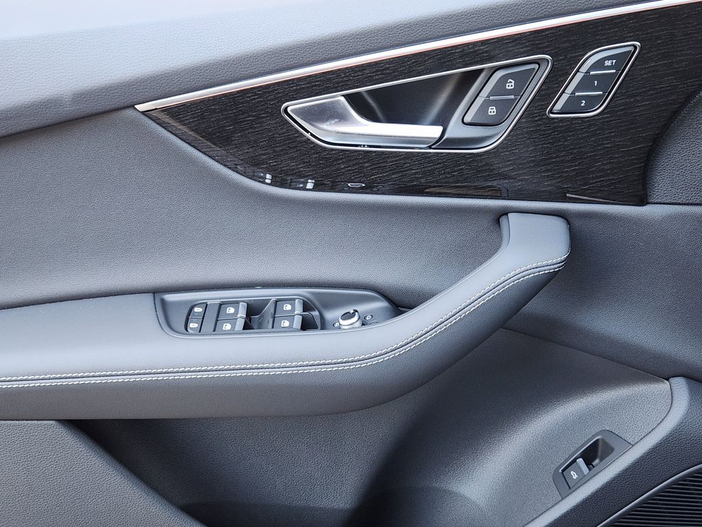 new 2025 Audi Q7 car, priced at $70,700