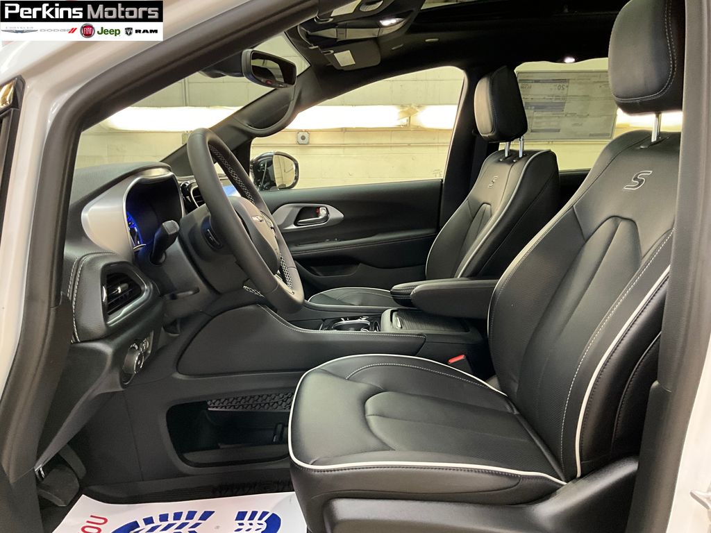 new 2025 Chrysler Pacifica car, priced at $47,352