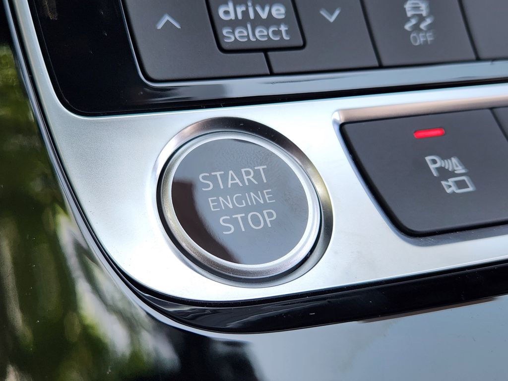 new 2025 Audi Q7 car, priced at $77,750