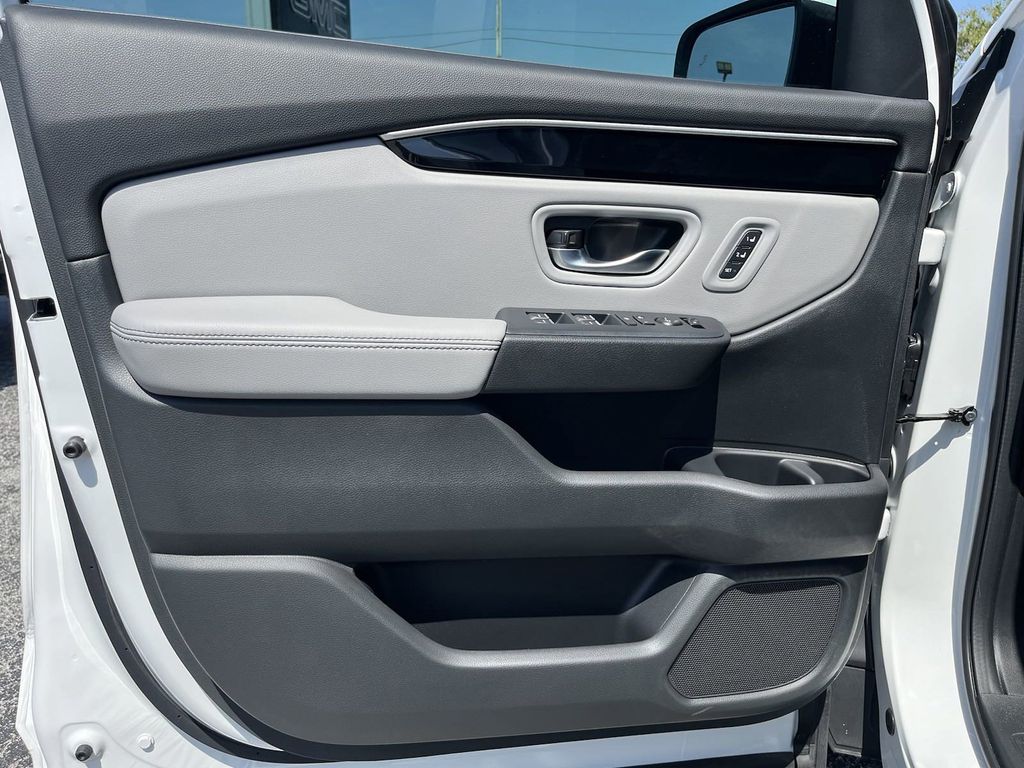 new 2025 Honda Pilot car, priced at $43,589