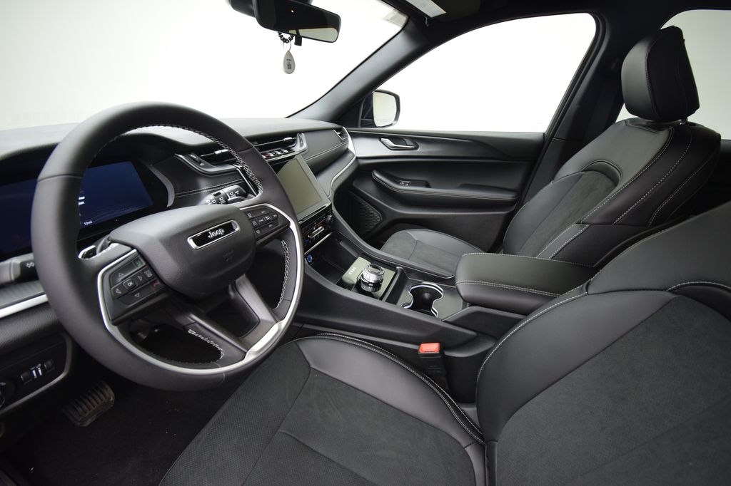new 2025 Jeep Grand Cherokee car, priced at $37,308
