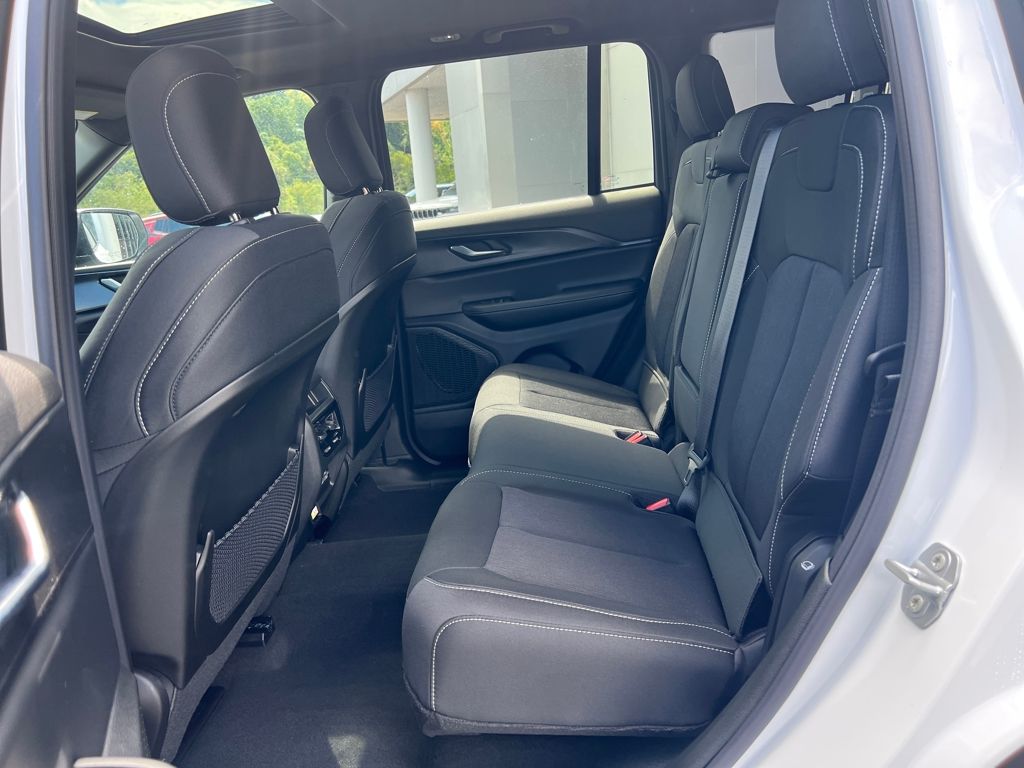 new 2025 Jeep Grand Cherokee car, priced at $38,900