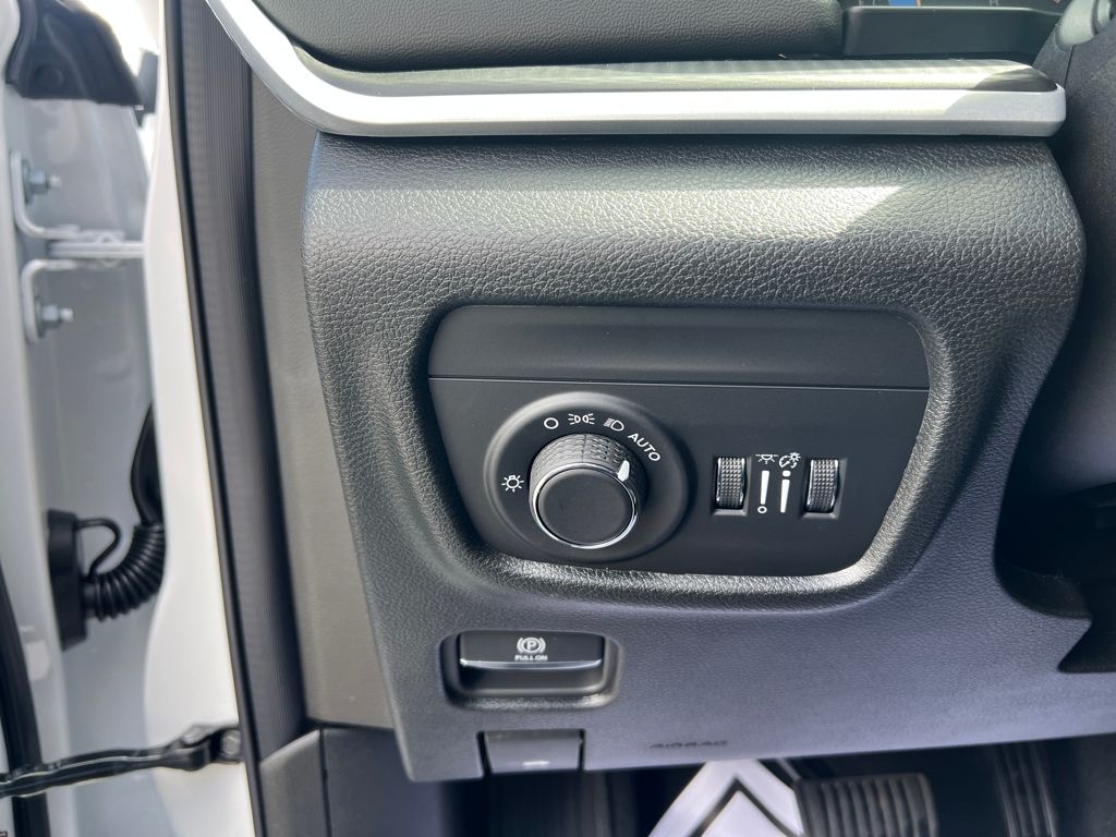 new 2025 Jeep Grand Cherokee car, priced at $38,900