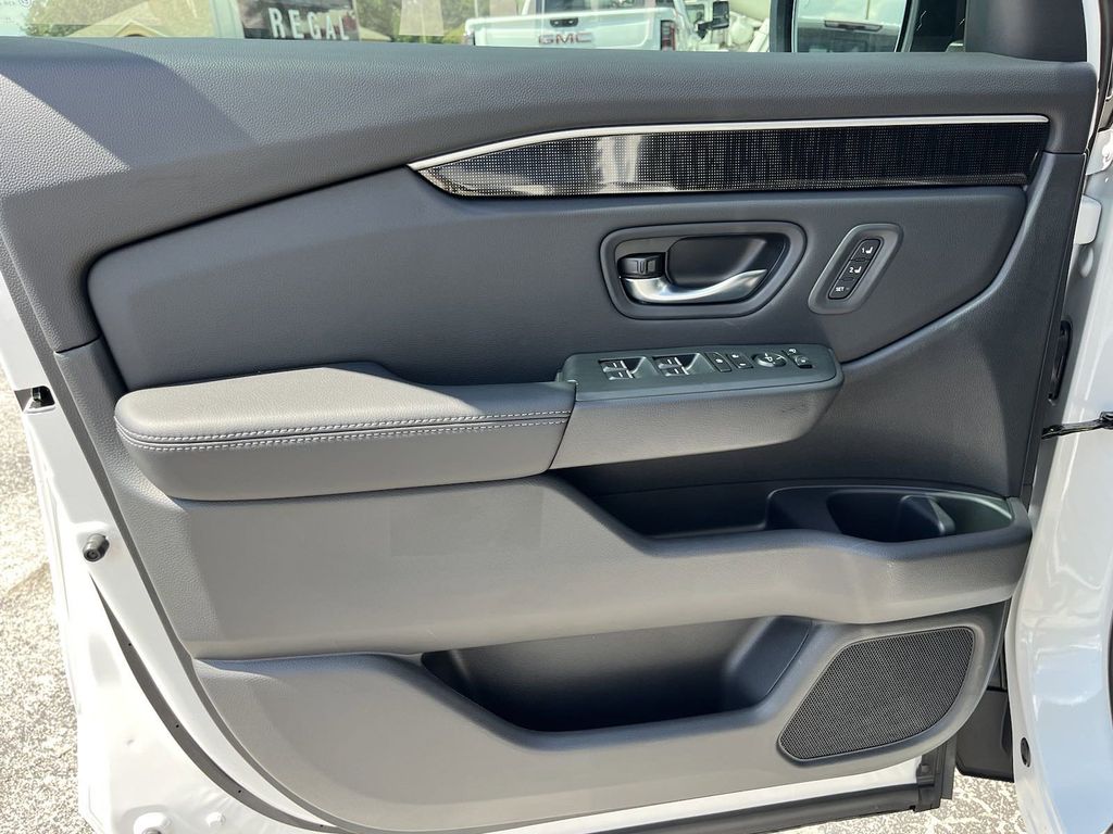new 2025 Honda Pilot car, priced at $54,437