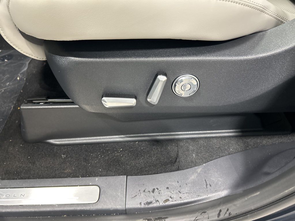 new 2025 Lincoln Navigator L car, priced at $104,685