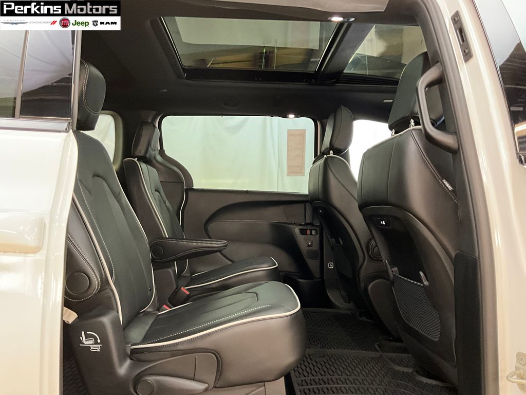 new 2025 Chrysler Pacifica car, priced at $47,352