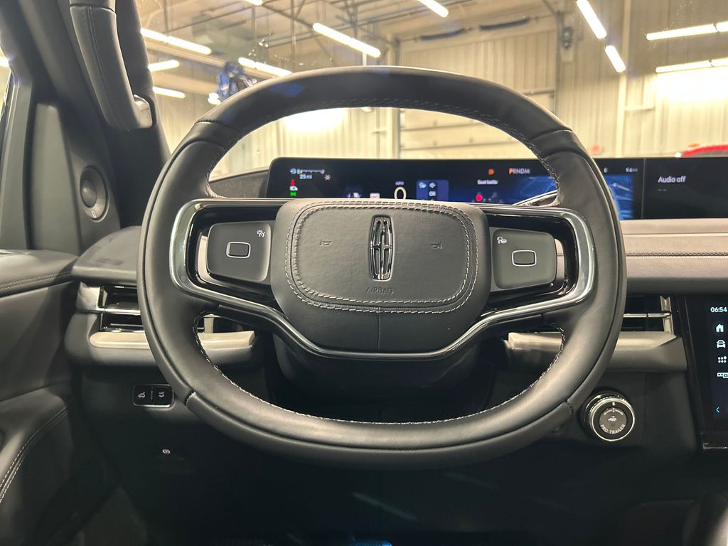 new 2025 Lincoln Navigator car, priced at $106,555
