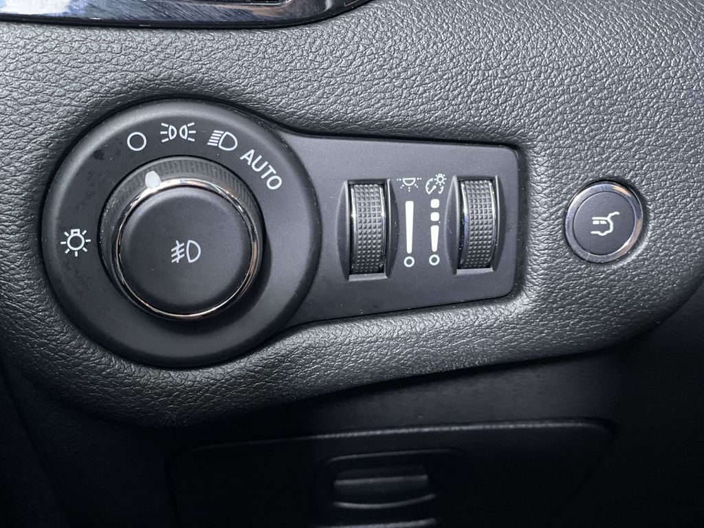 used 2023 Jeep Cherokee car, priced at $20,597