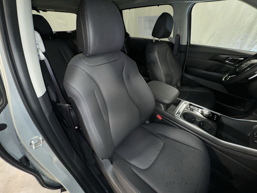 new 2025 Kia Carnival Hybrid car, priced at $50,640
