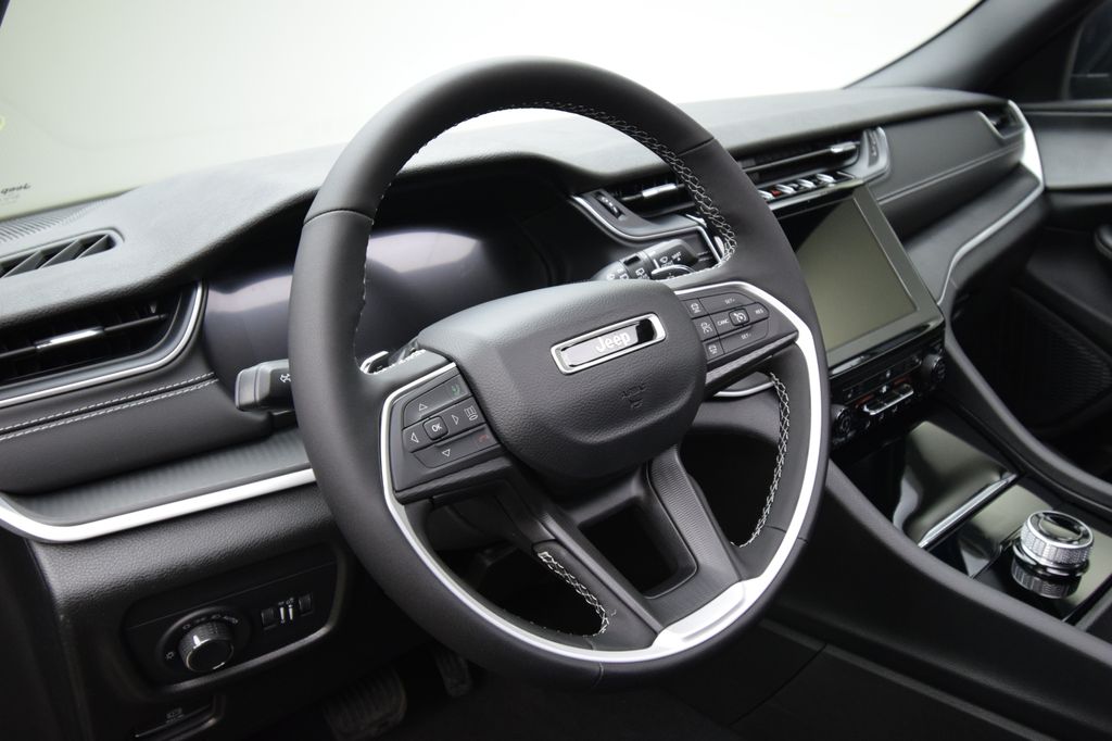 new 2025 Jeep Grand Cherokee car, priced at $40,288