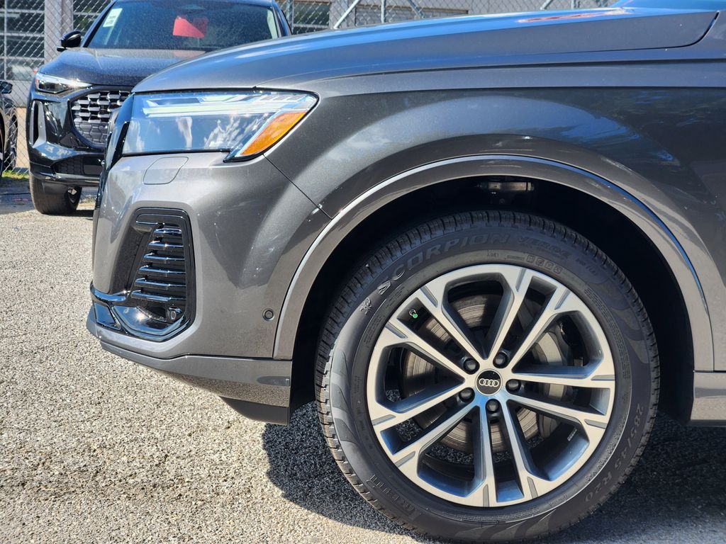 new 2025 Audi Q7 car, priced at $70,700